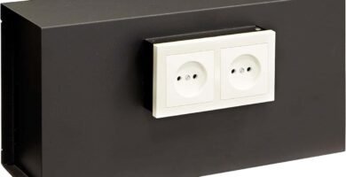 Caja fuerte camuflada Arregui, negra con 2 enchufes de color blanco simulados