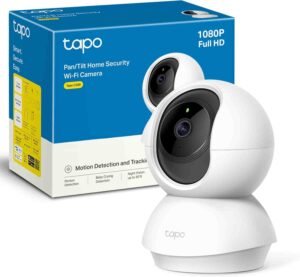 Presentación cámara de seguridad Tapo C200 color blanca y su caja azul de fondo