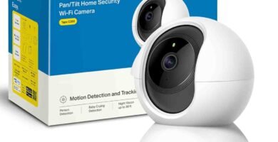 Presentación cámara de seguridad Tapo C200 color blanca y su caja azul de fondo