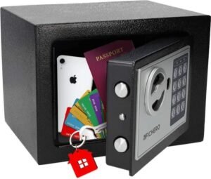 Presentación caja fuerte Silvergear Negra con la puerta abierta y pertenencias en su interior.